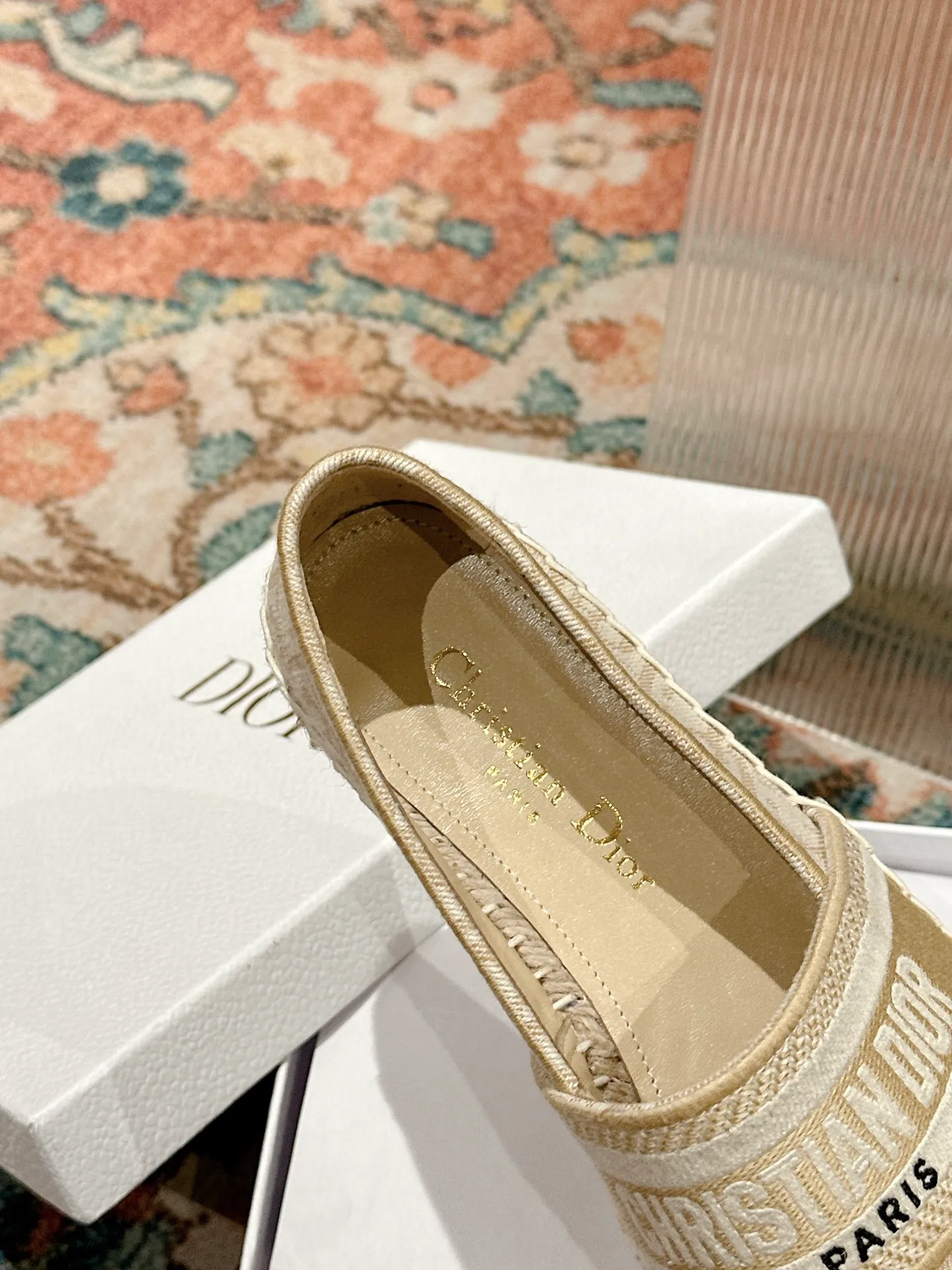 👟👟Ex-factory price 440👟👟 Dior DIOR's new popular early spring fisherman shoes 🆕 Simple, elegant and fashionable, timeless and timeless, it is a classic that will never fade away in the fashion circle, retro fisherman shoes. Original hand-woven surface, electric embroidery technology! Specific cloth surface and rubber outsole. Code number: 35-39 (40.41 customized, non-refundable)